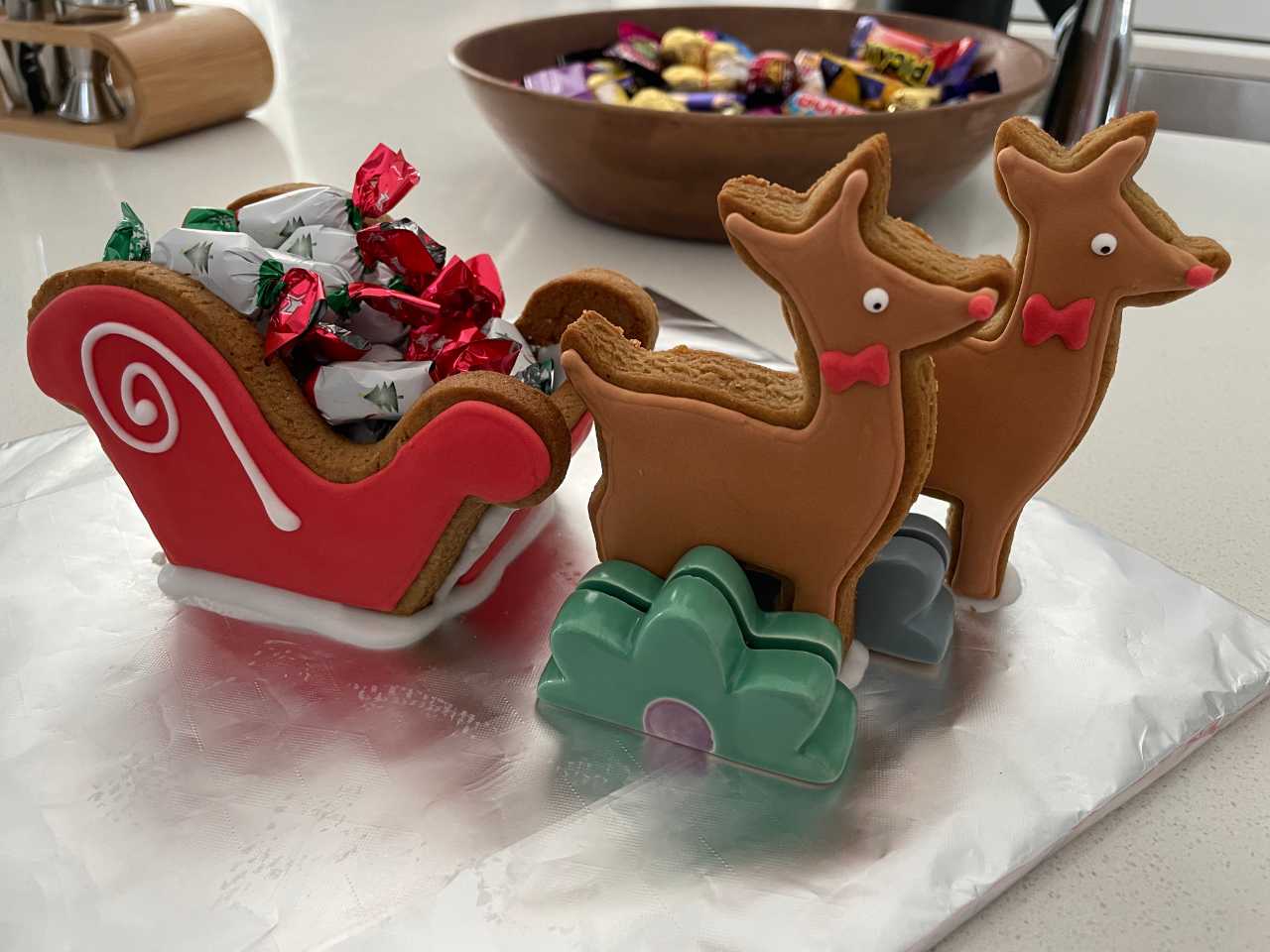 Gingerbread sleigh pulled by gingerbread reindeer, 2022